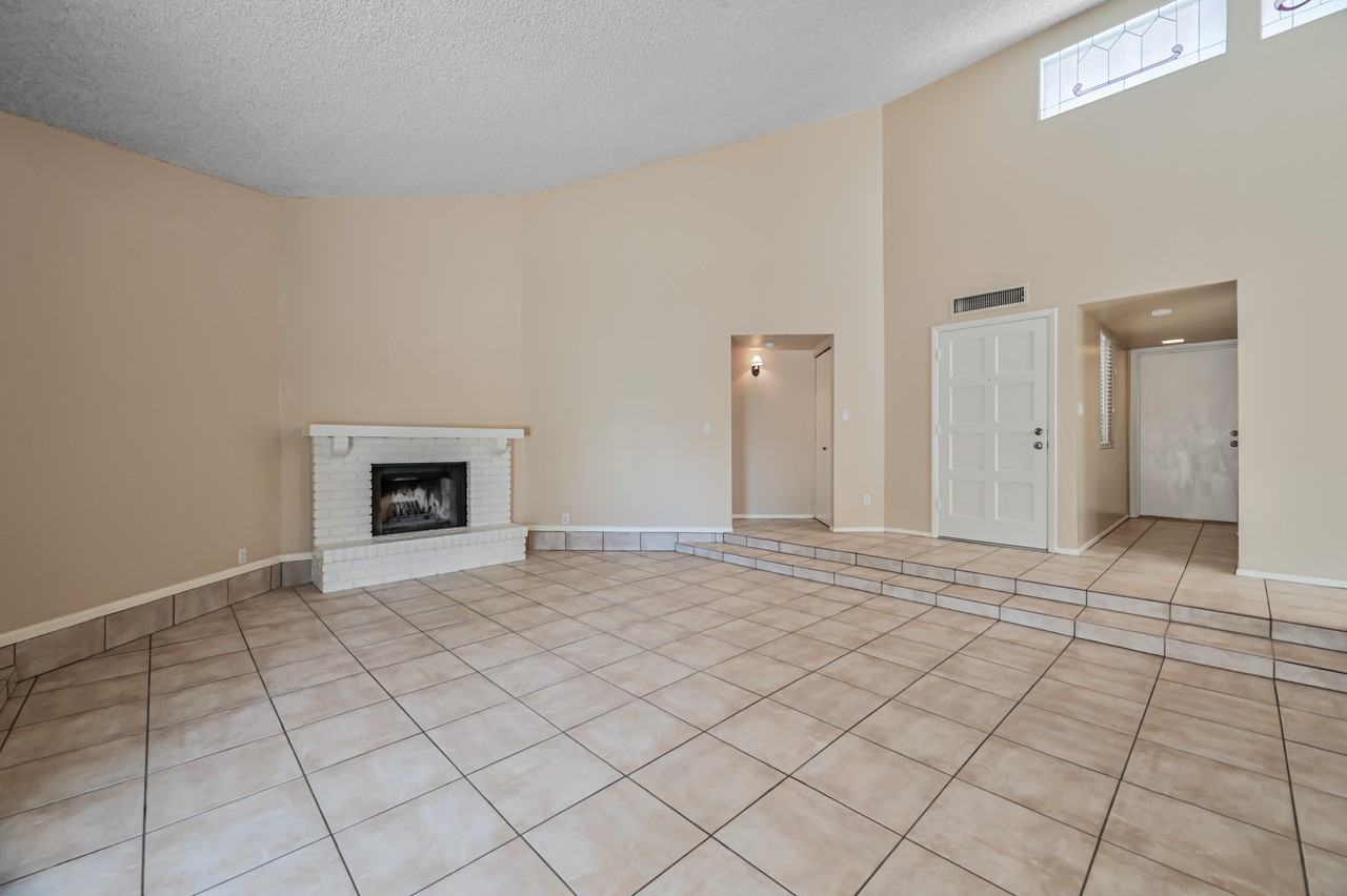 7725 East Rovey Avenue - Photo 5 of 30