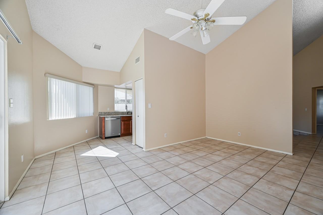 7725 East Rovey Avenue - Photo 6 of 30