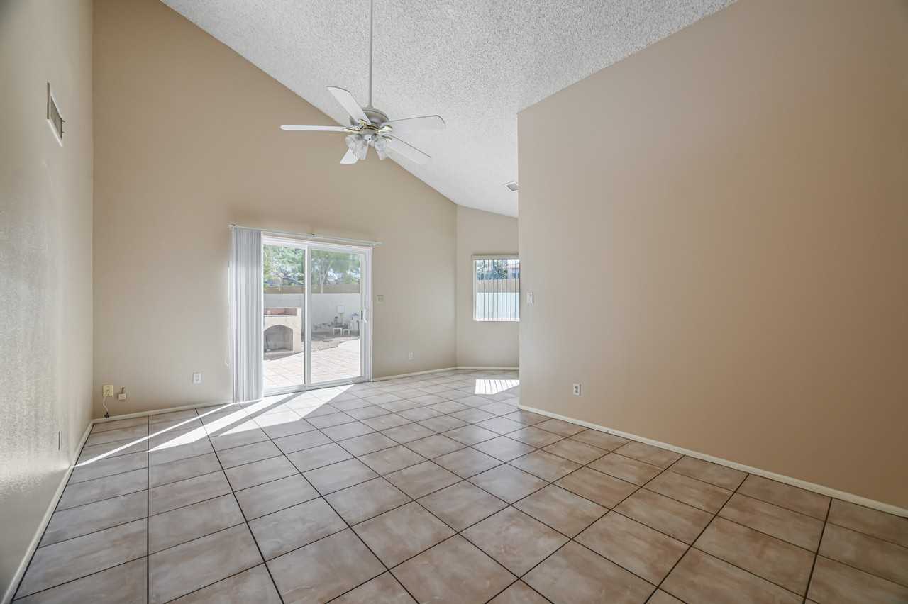 7725 East Rovey Avenue - Photo 7 of 30