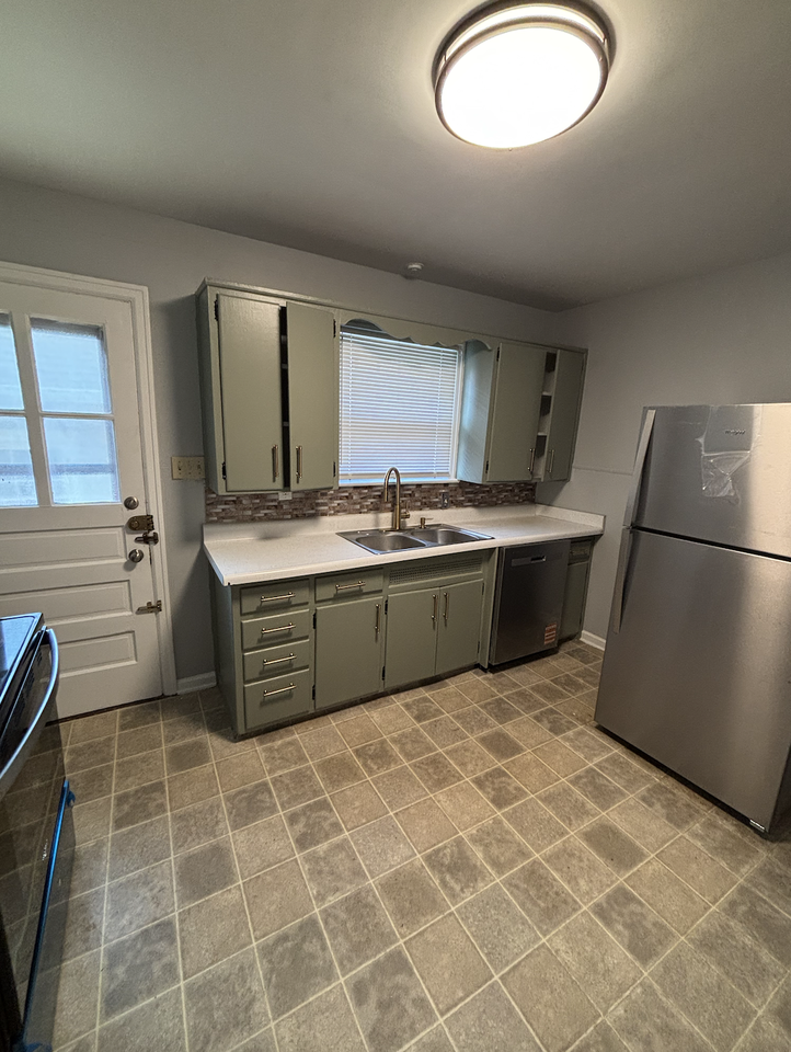 102 Wallace Avenue - Photo 4 of 9