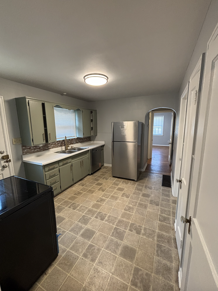 102 Wallace Avenue - Photo 5 of 9