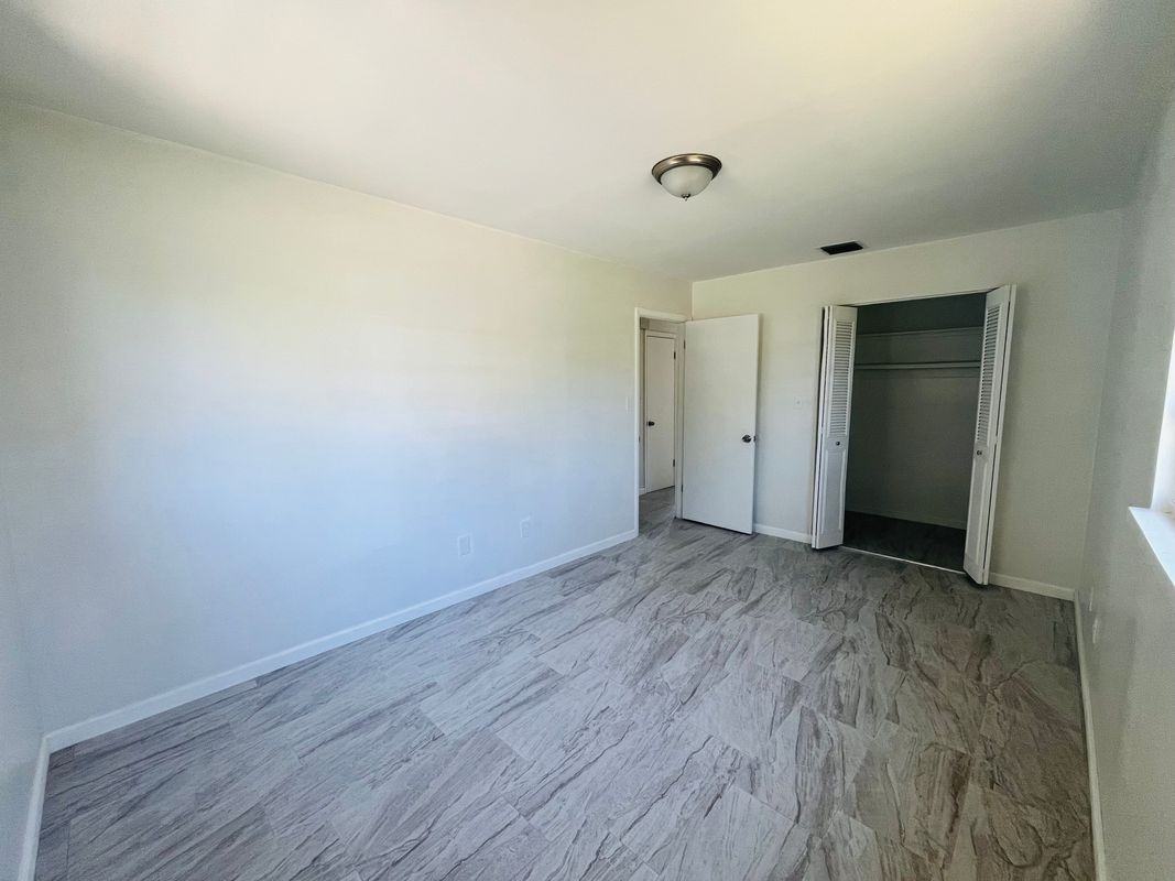 2548 Seneca Ave - Photo 2 of 8