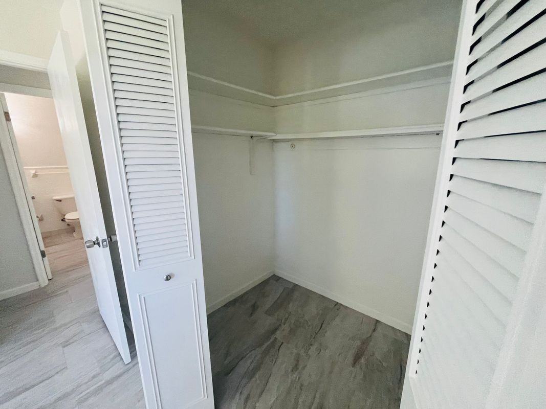 2548 Seneca Ave - Photo 3 of 8