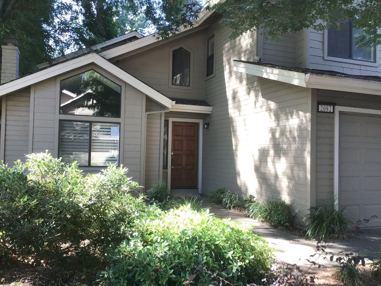 2082 University Park Dr - Photo 2 of 31