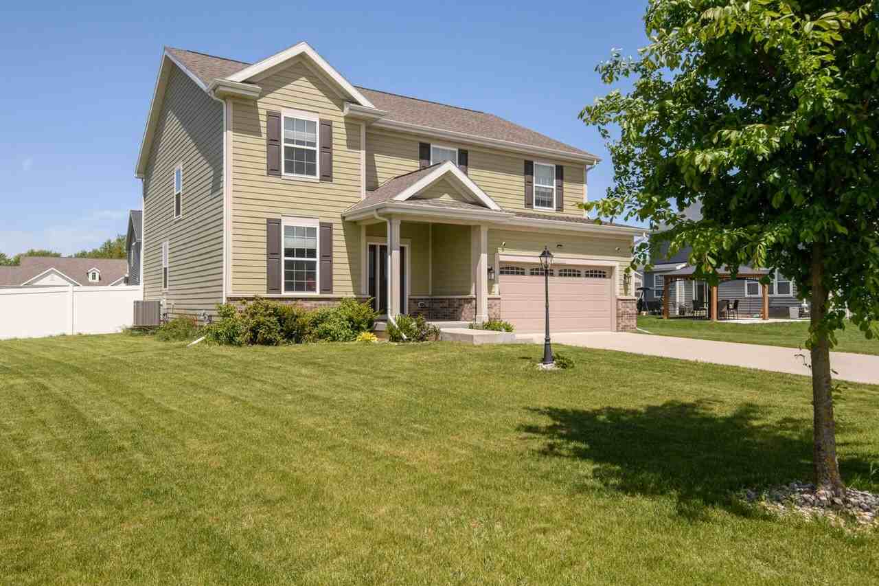 W242N5663 Simona Dr - Photo 2 of 50