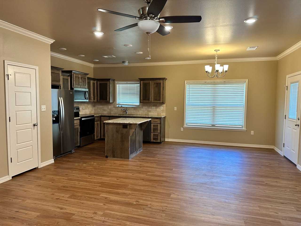 715 Quincy Ave - Photo 2 of 14