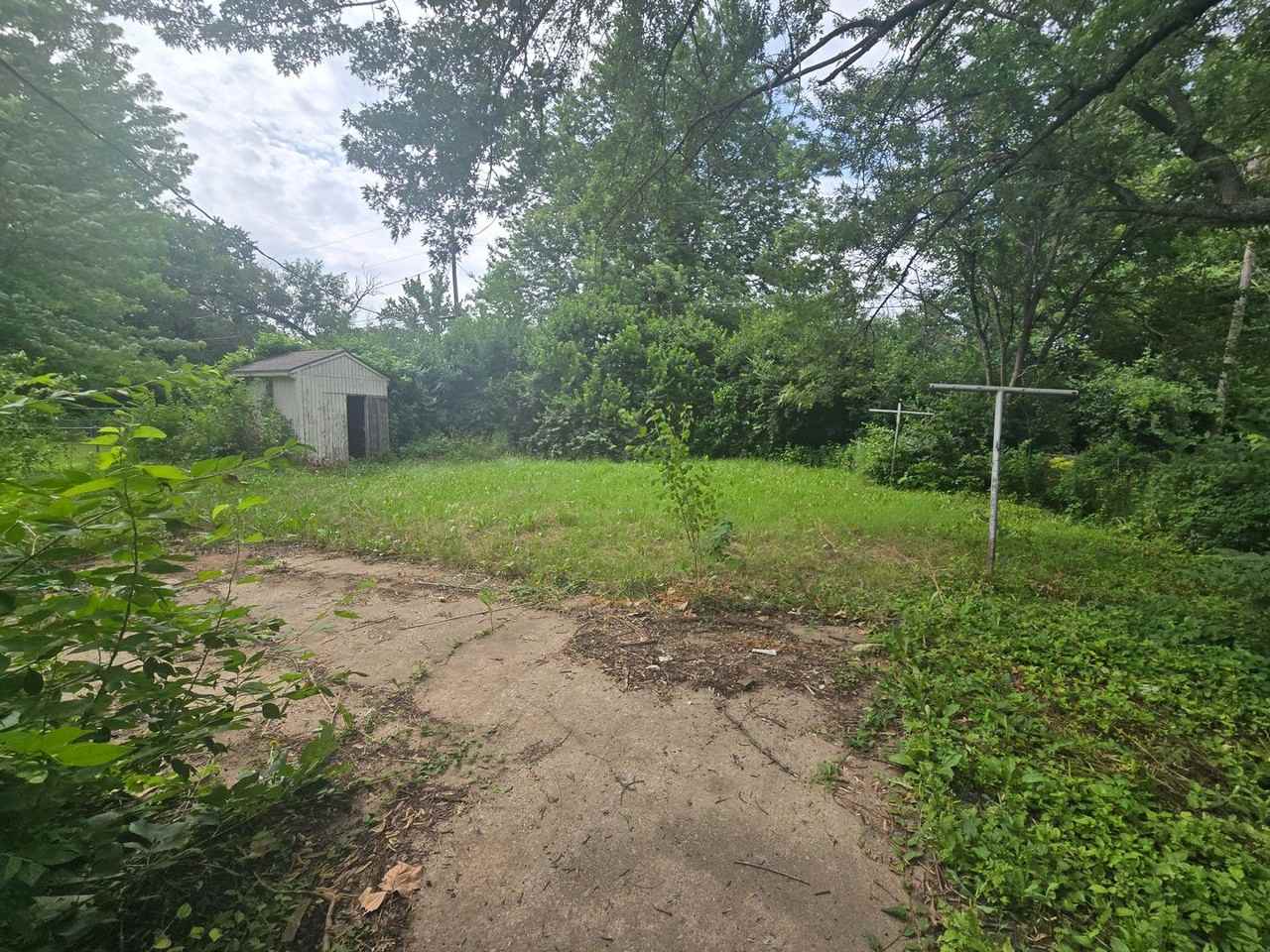 2201 Se 22nd St - Photo 2 of 9