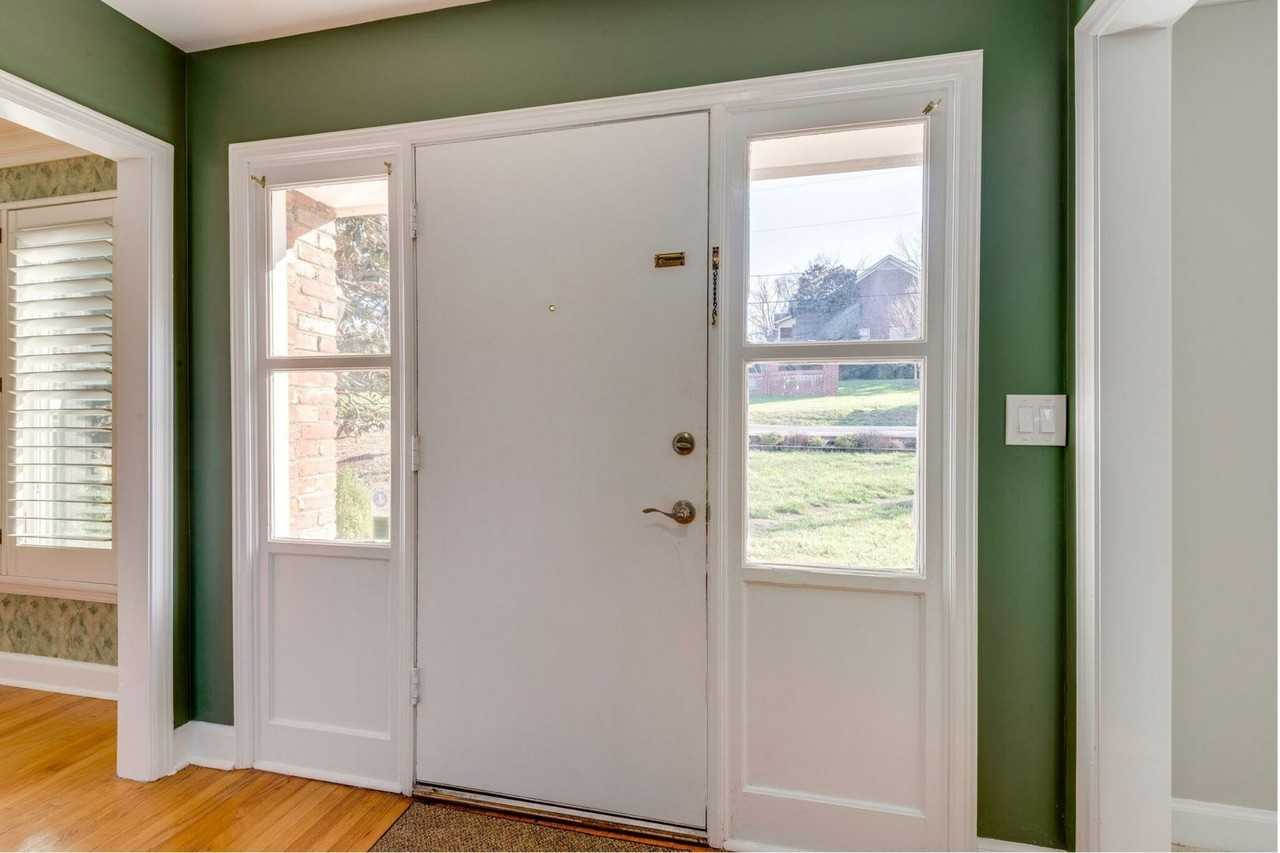 2817 White Oak Dr - Photo 4 of 37