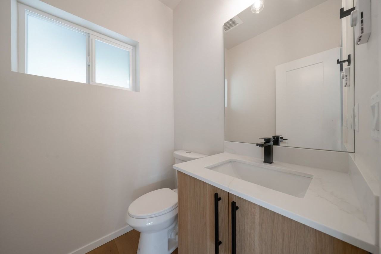 105 Wayne Ave - Photo 2 of 15