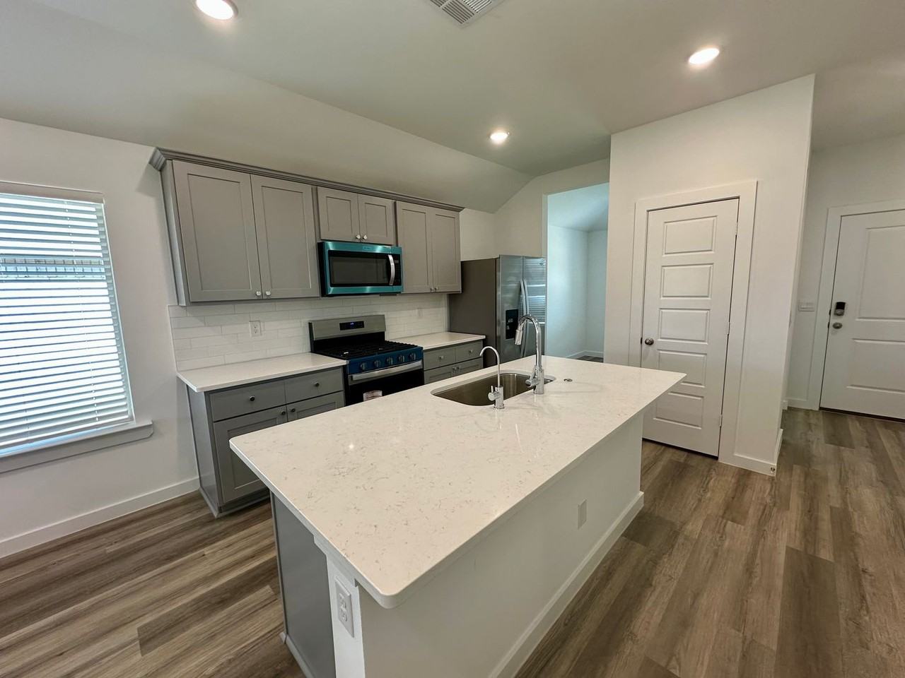 614 14th St - Photo 4 of 11