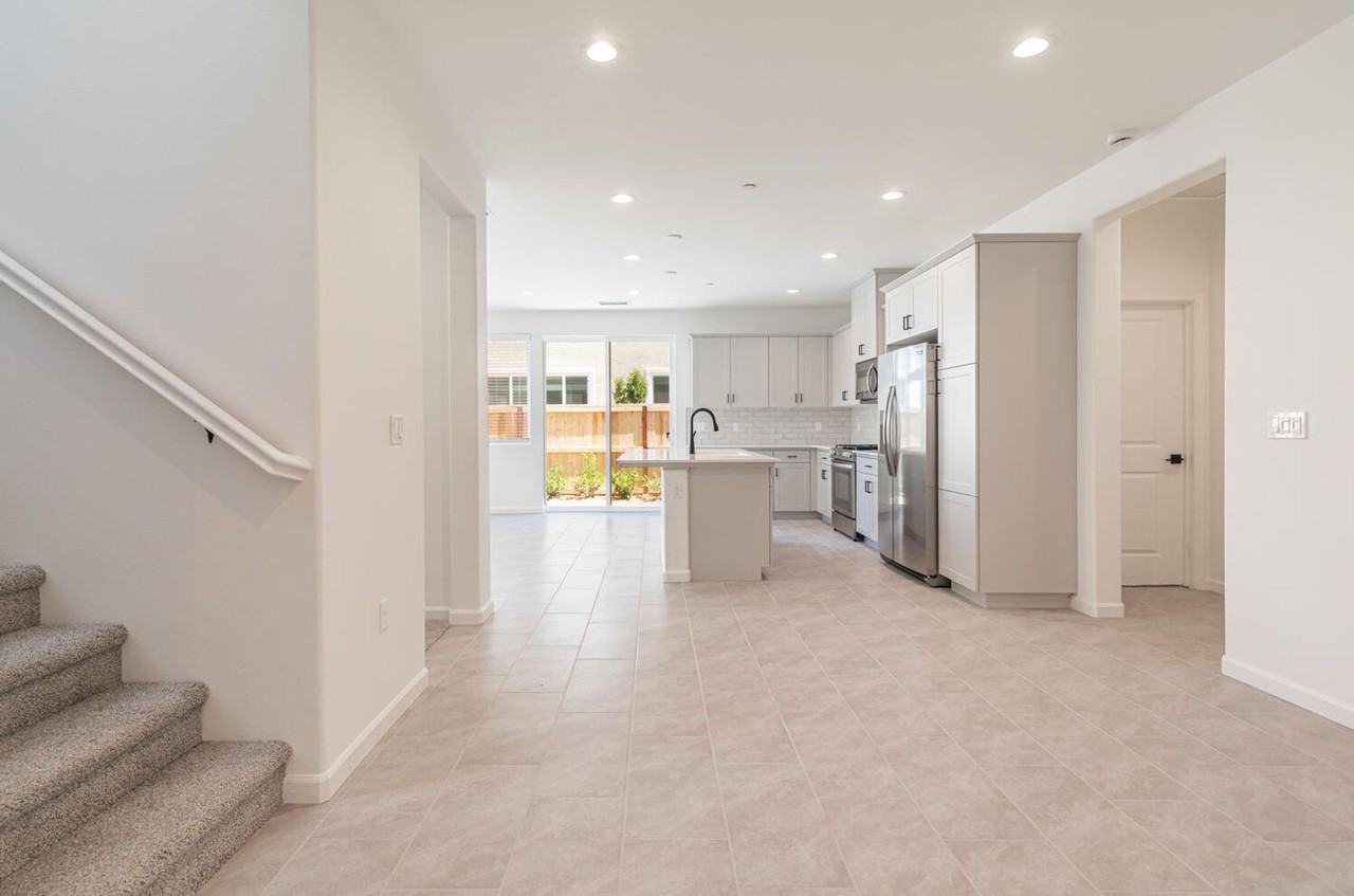 697 Philip Way - Photo 3 of 30