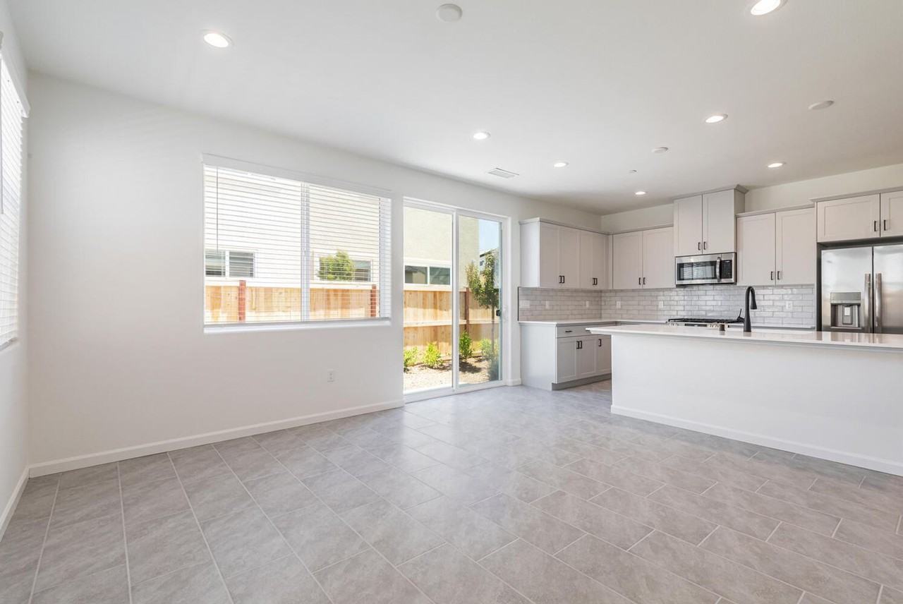 697 Philip Way - Photo 6 of 30