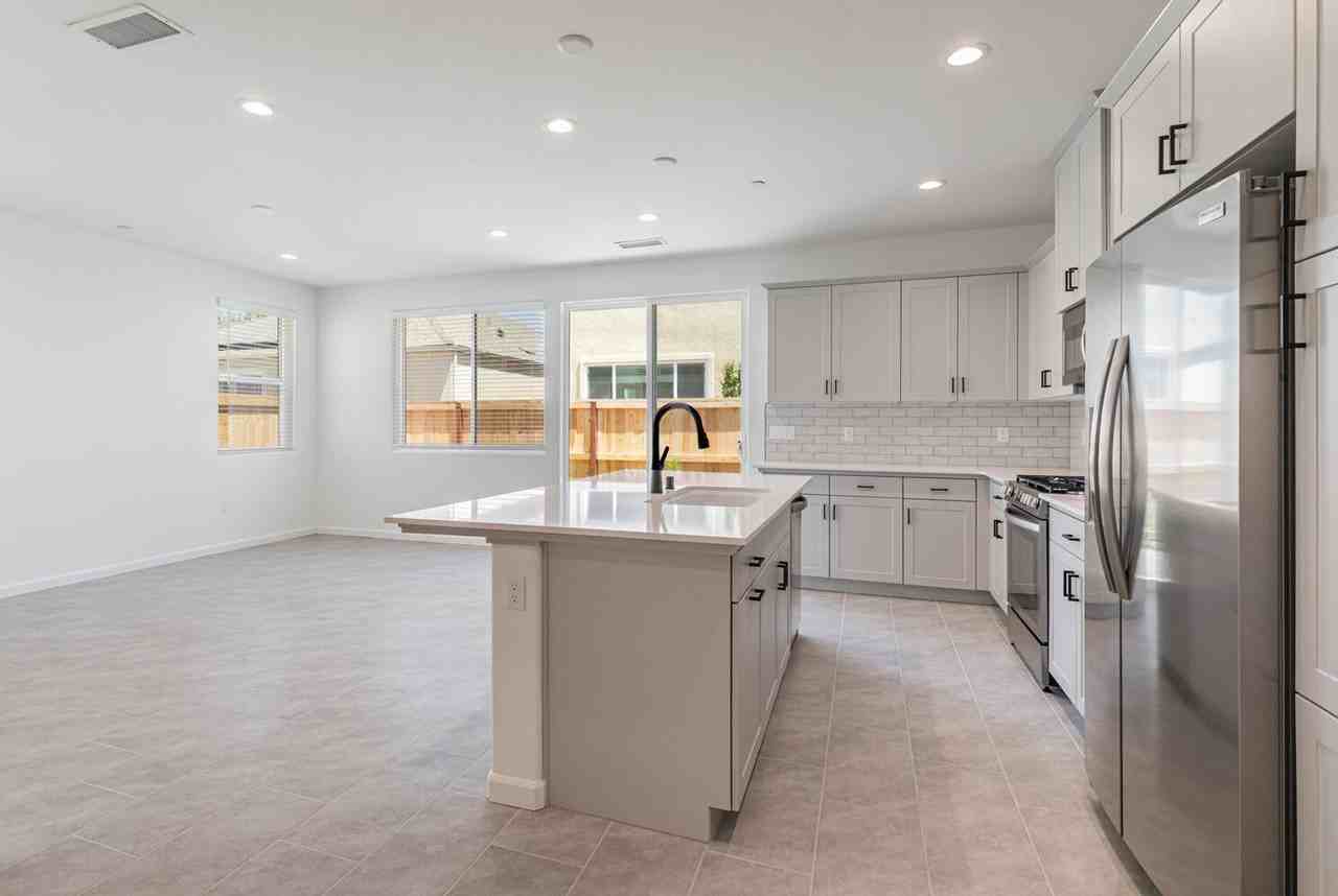 697 Philip Way - Photo 4 of 30