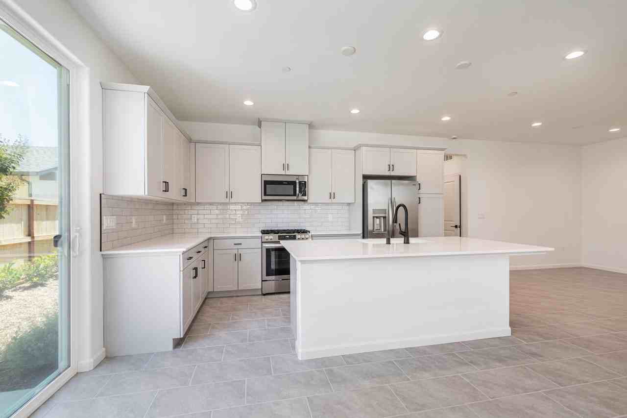 697 Philip Way - Photo 5 of 30