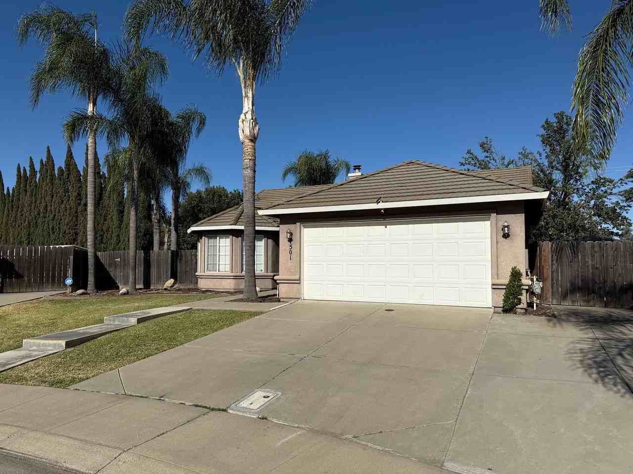 1501 Shiprock Ct - Photo 3 of 37