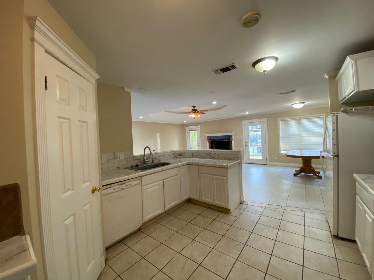 5842 Berkshire Rd - Photo 3 of 19