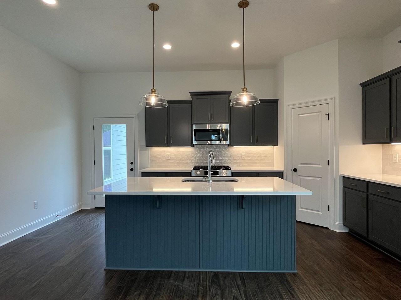 10469 Highcrest Dr - Photo 3 of 16