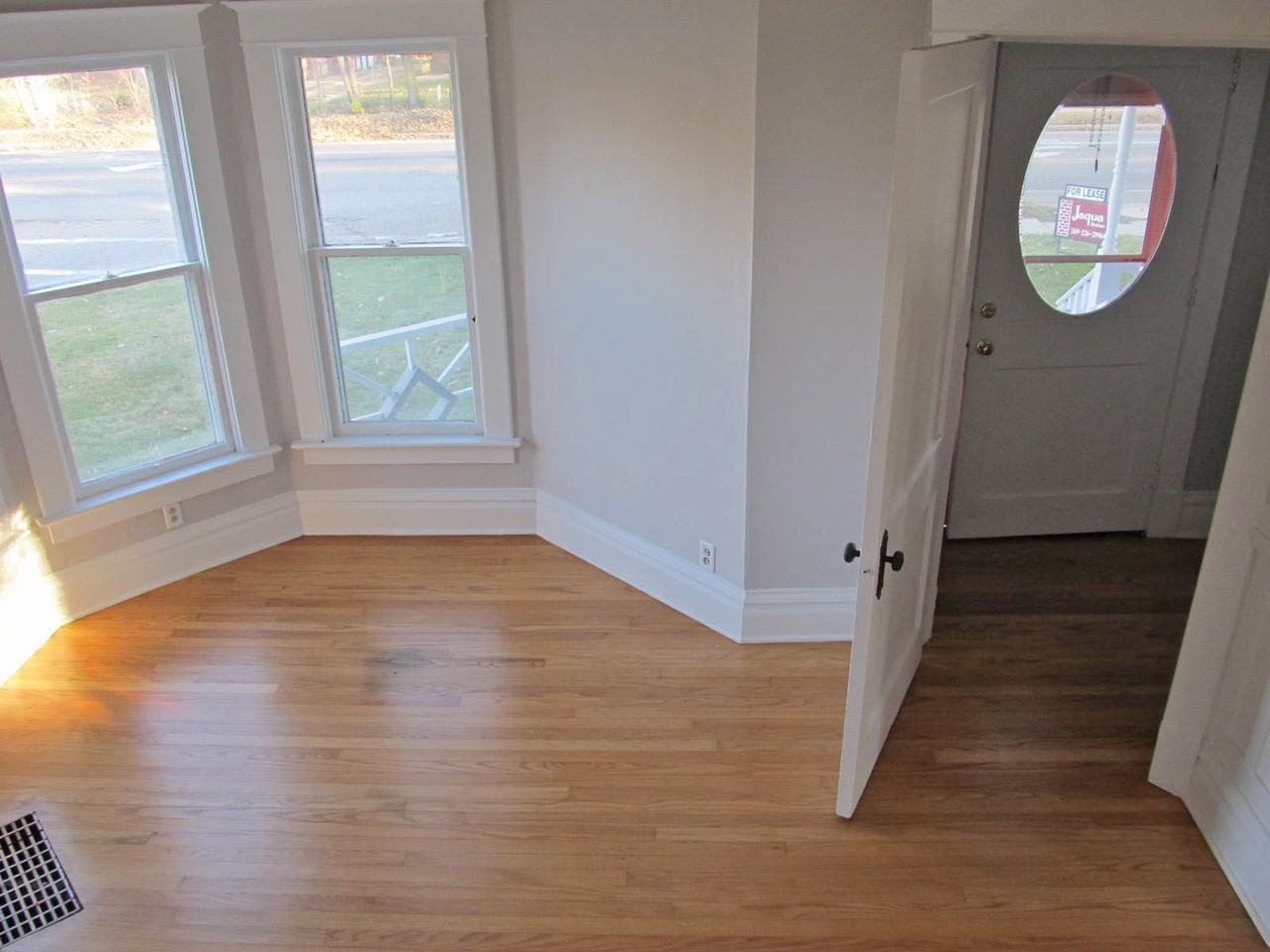 1810 Oakland Dr - Photo 3 of 18