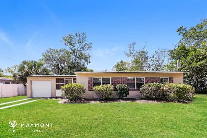 7909 Caxton Cir W - Photo 2 of 13