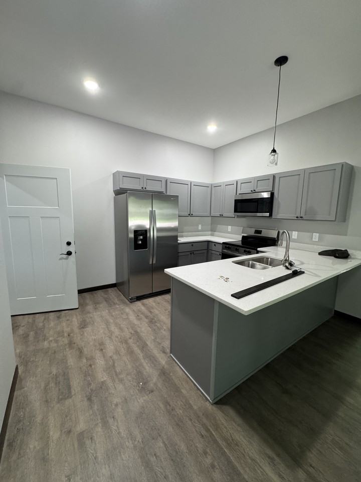 520 6th St #B - Photo 3 of 8