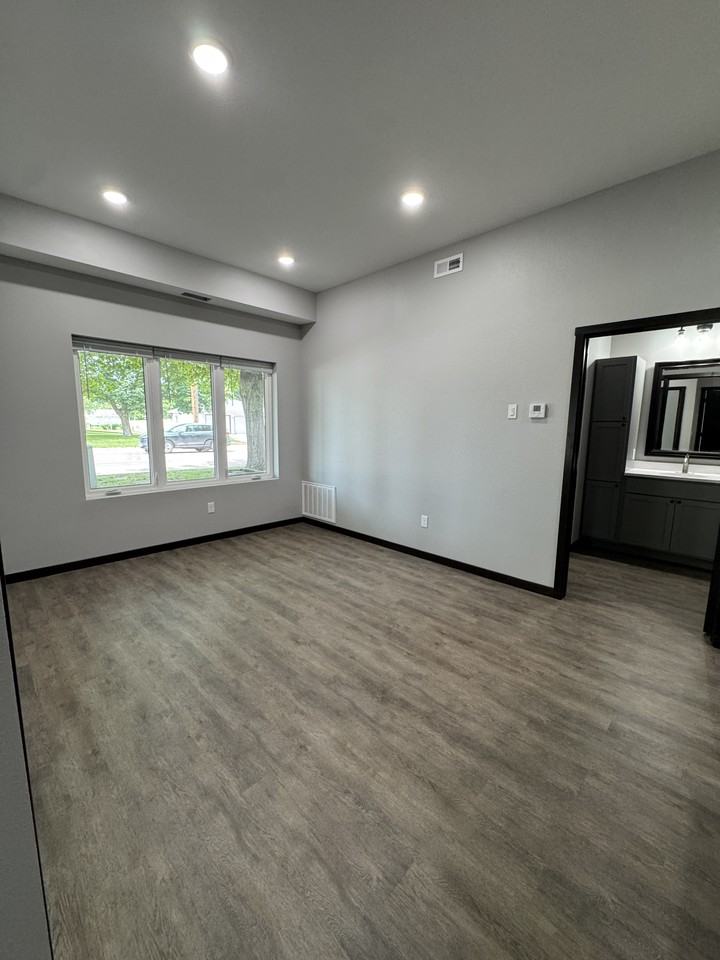 520 6th St #B - Photo 4 of 8