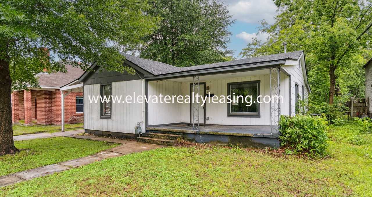 219 W 4th St - Photo 3 of 11