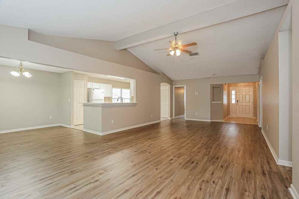 10946 Lauren Oak Ln S - Photo 4 of 16