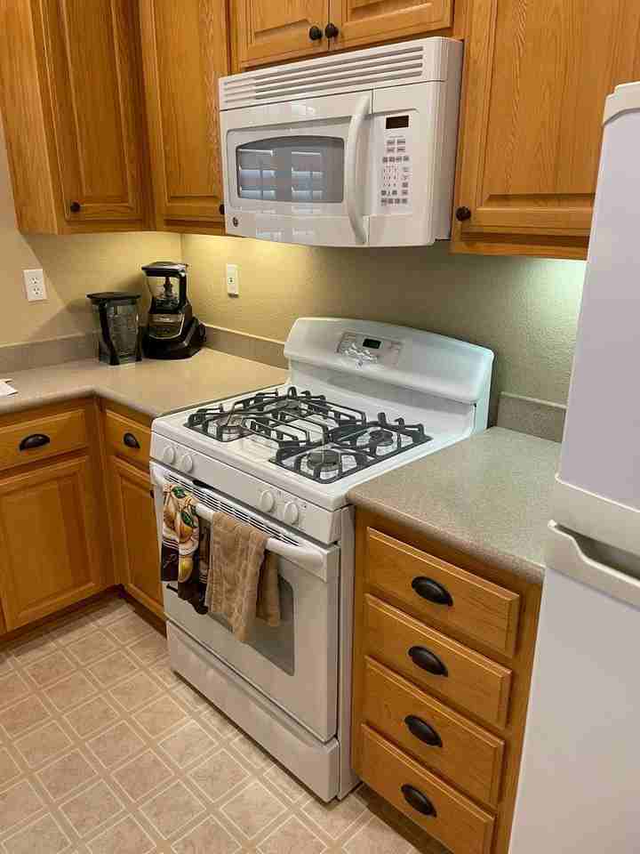 649 Betten St - Photo 6 of 23