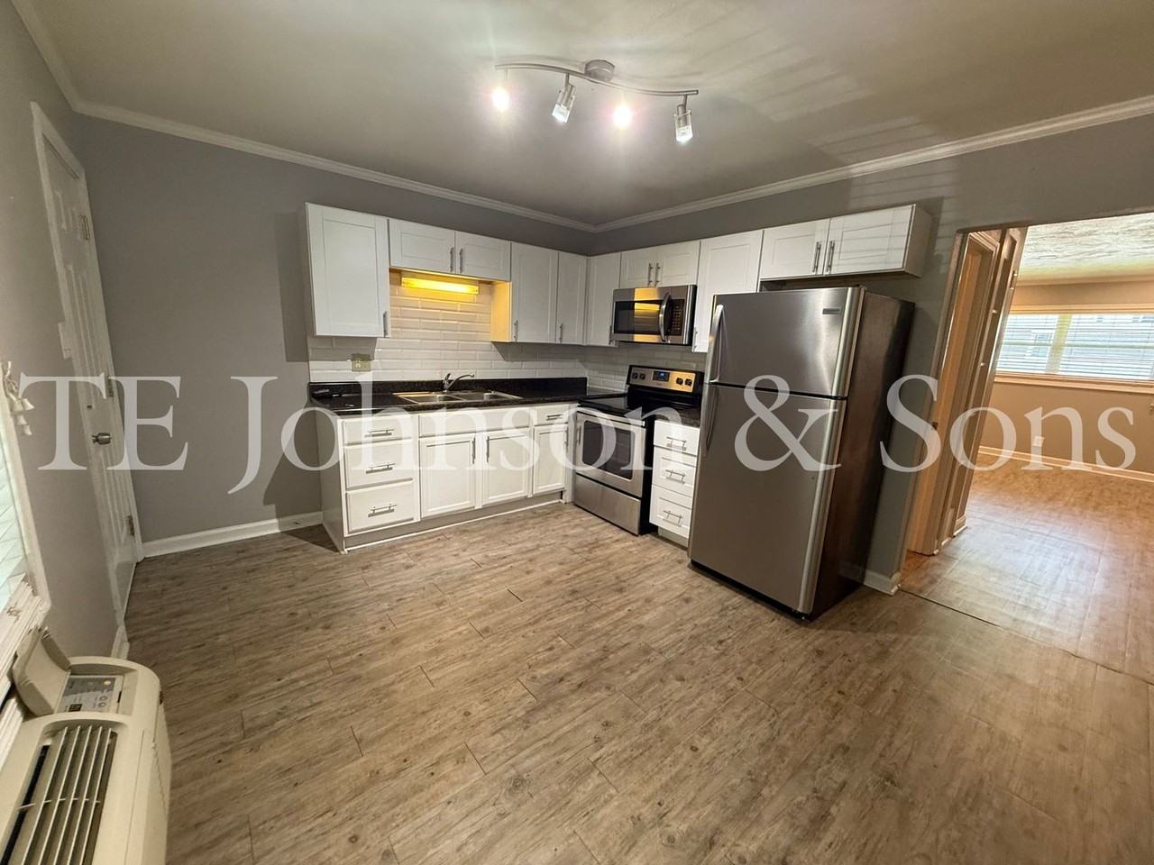 832 West 7th Street - Photo 4 of 20