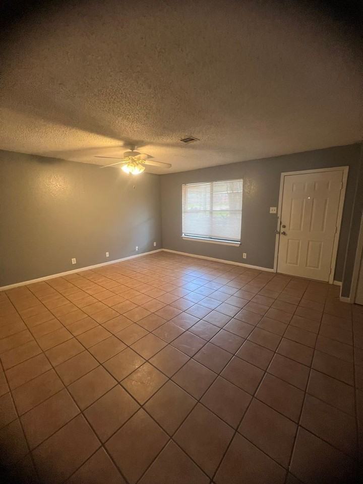 2221 Windsor Ave - Photo 3 of 8