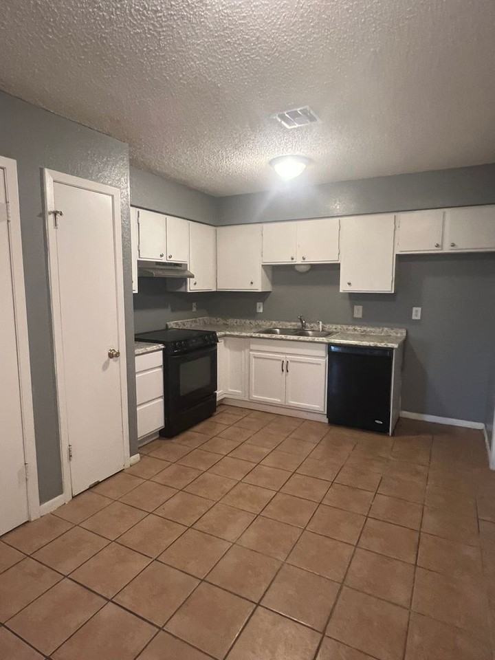 2221 Windsor Ave - Photo 4 of 8