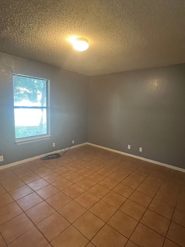 2221 Windsor Ave - Photo 5 of 8