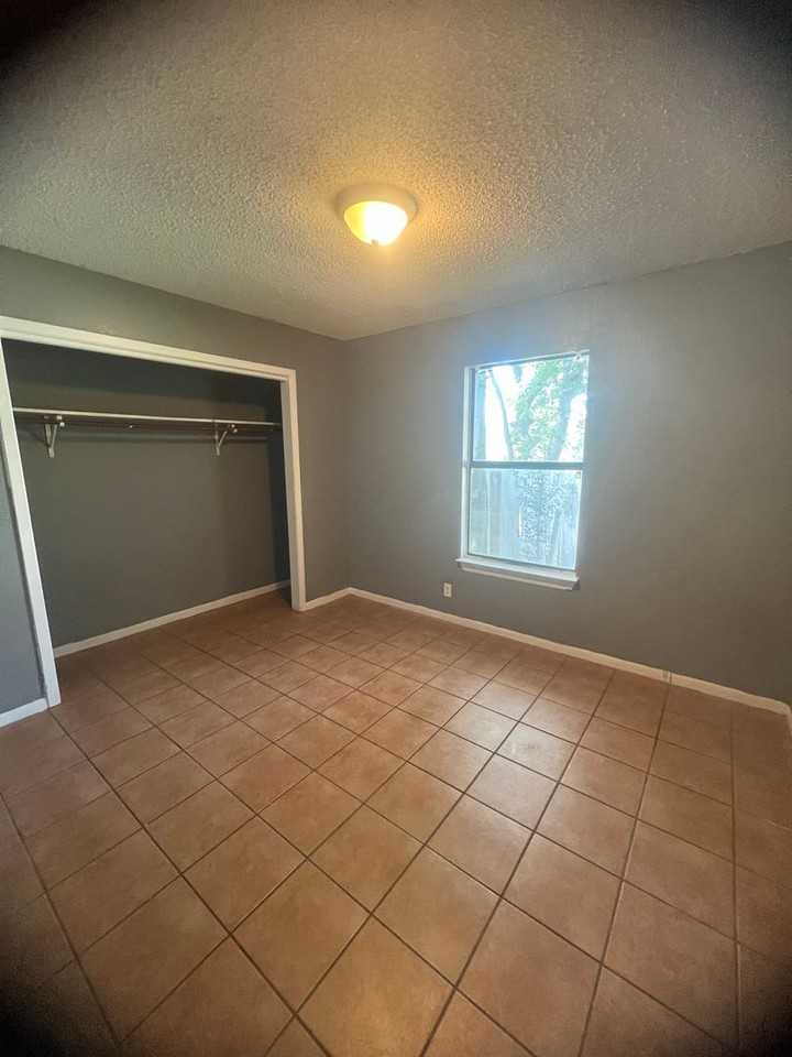 2221 Windsor Ave - Photo 6 of 8