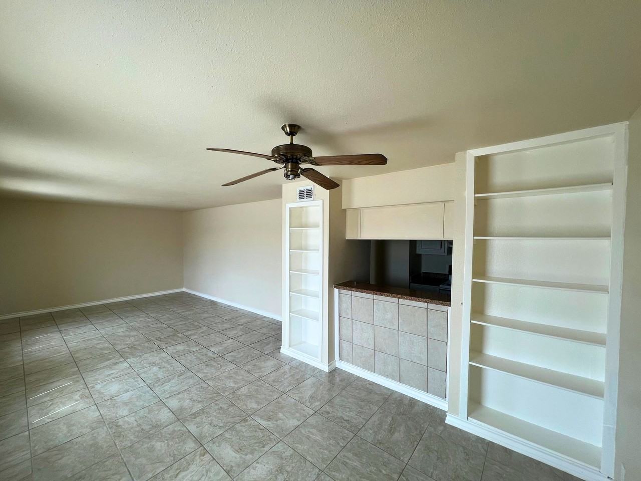 Versailles Apartments - Photo 4 of 18