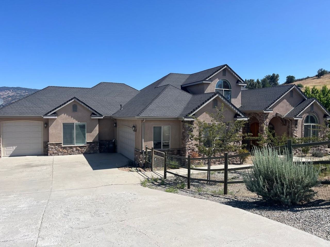 26701 Skyline Dr - Photo 2 of 38