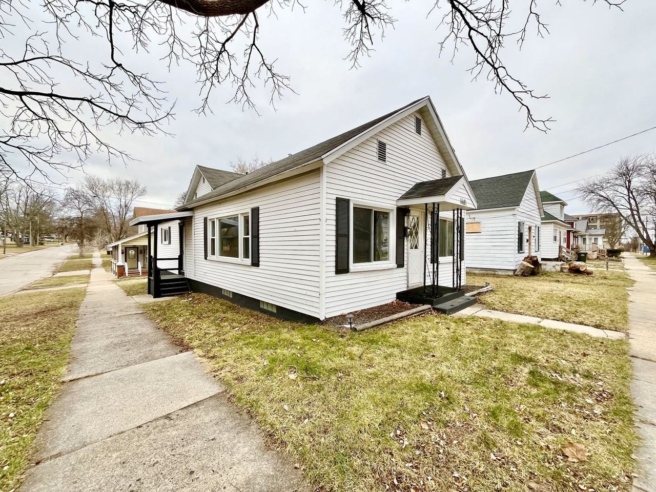 1481 Division St - Photo 2 of 21