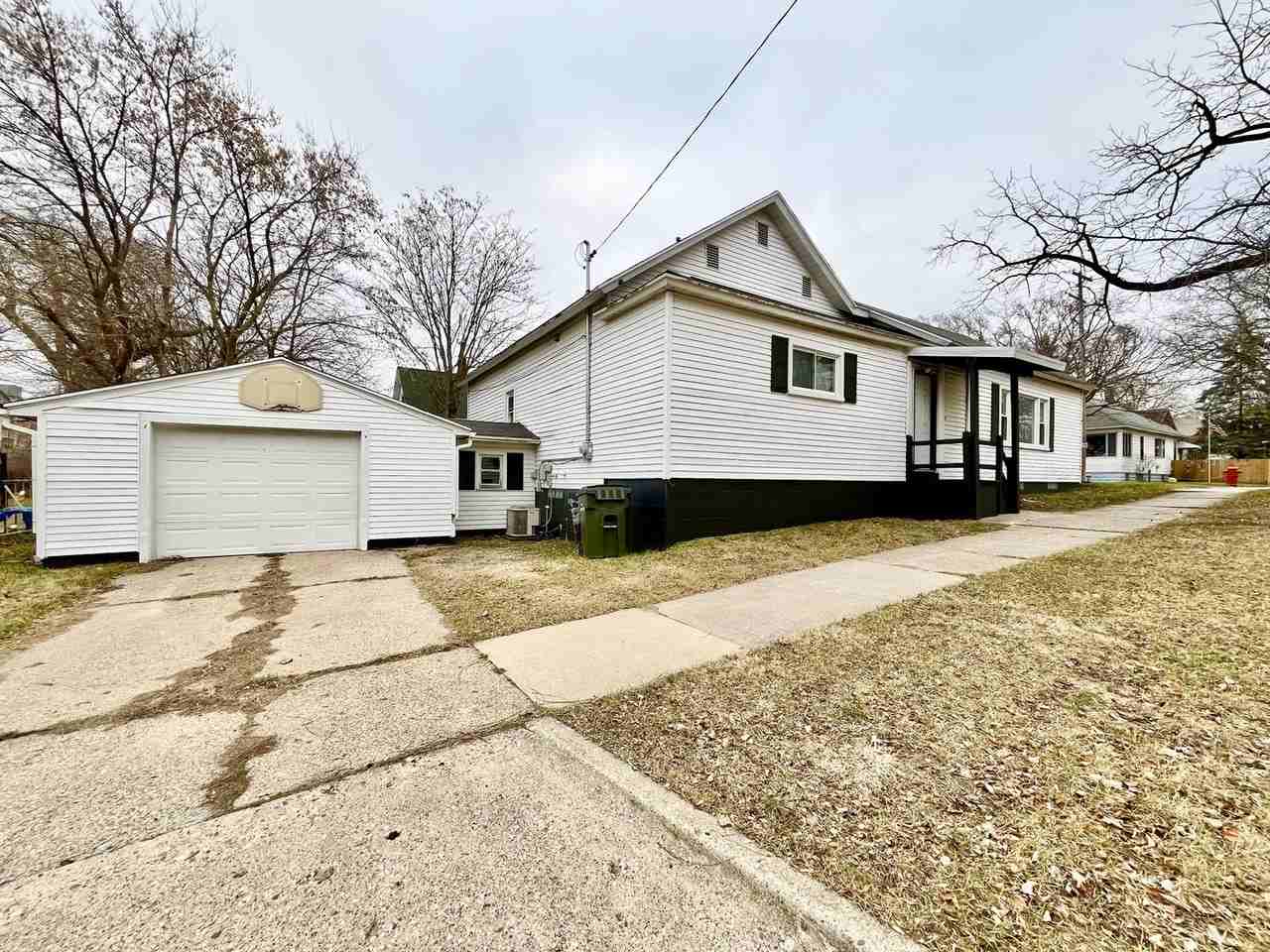 1481 Division St - Photo 3 of 21
