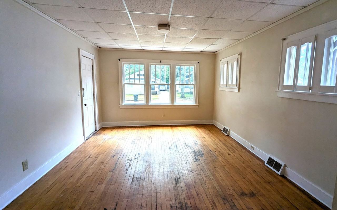 1042 Ada Ave - Photo 2 of 10