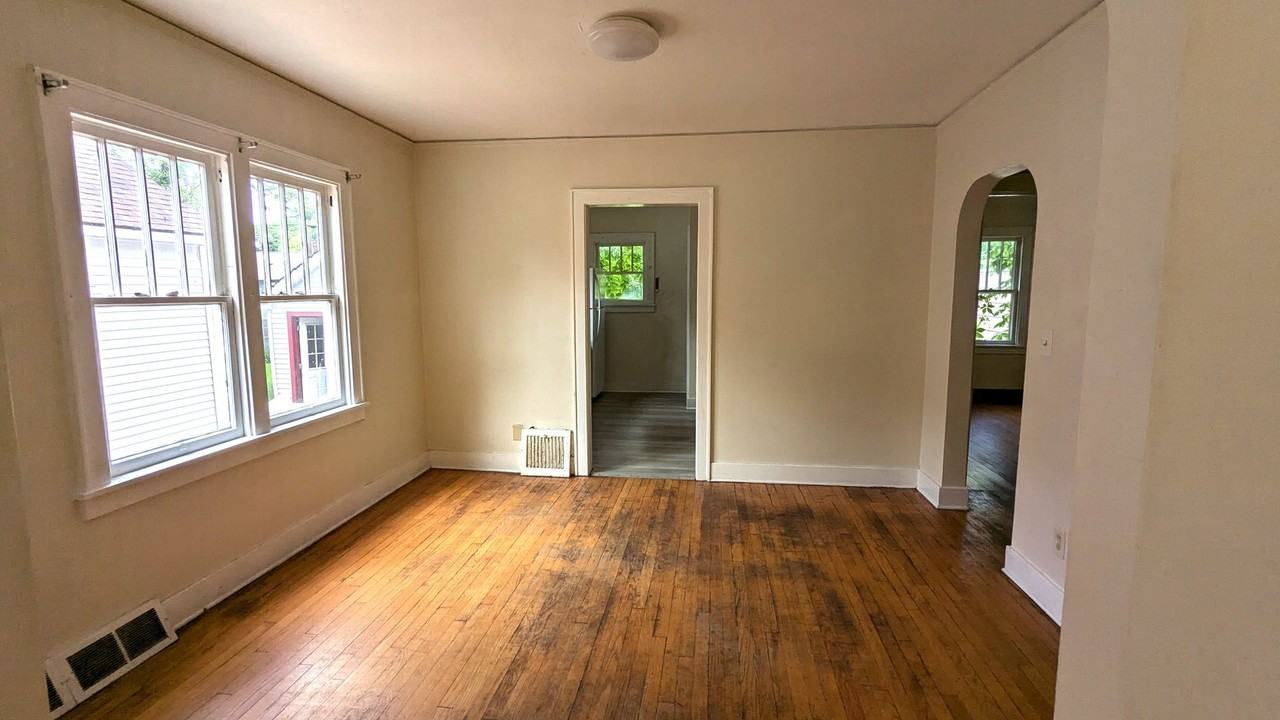 1042 Ada Ave - Photo 3 of 10