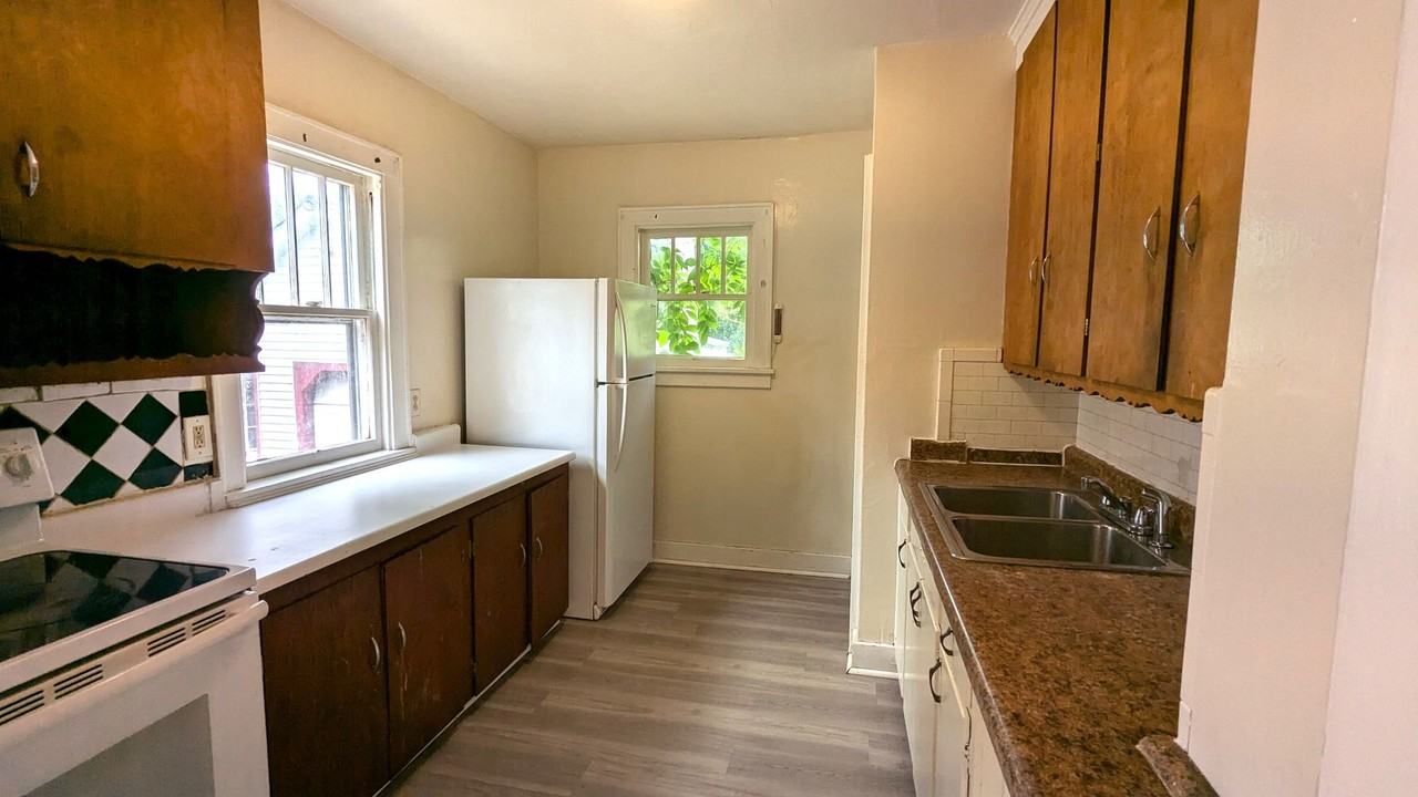 1042 Ada Ave - Photo 4 of 10