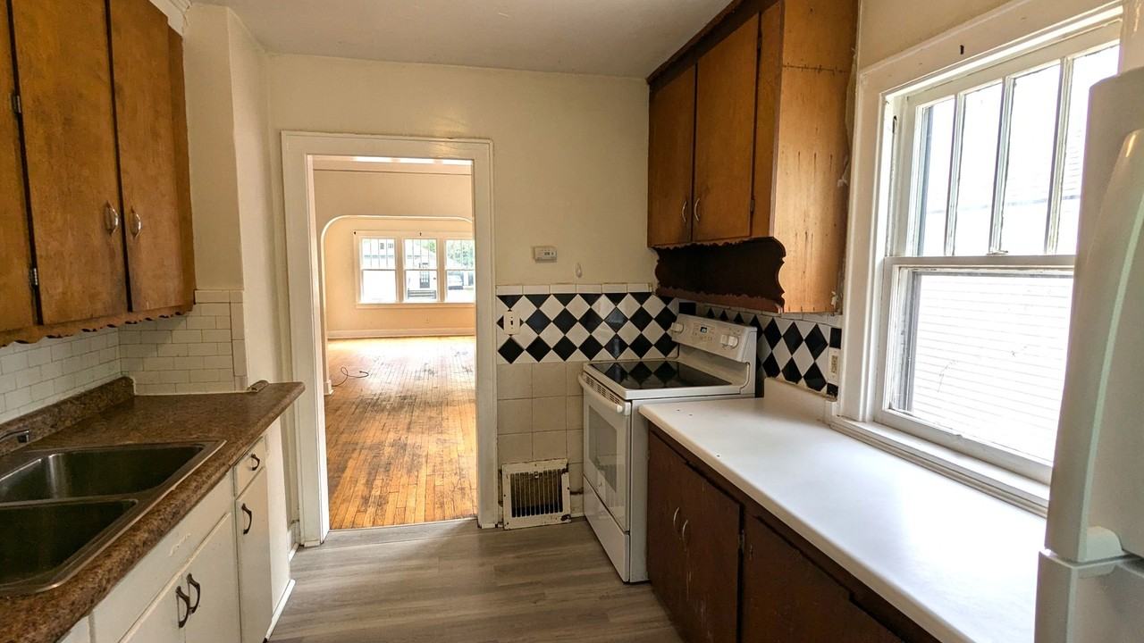 1042 Ada Ave - Photo 5 of 10