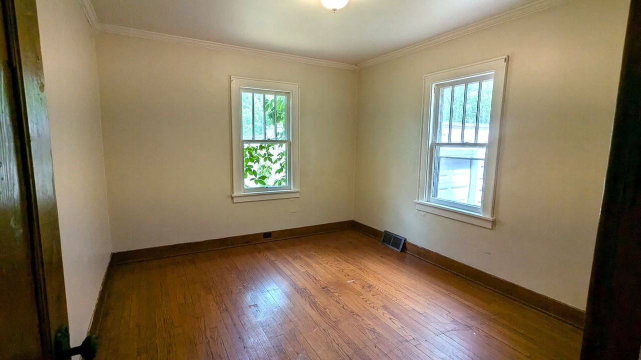 1042 Ada Ave - Photo 6 of 10
