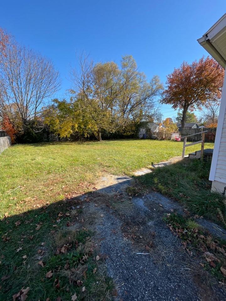 1702 Geraldine Ave - Photo 3 of 18