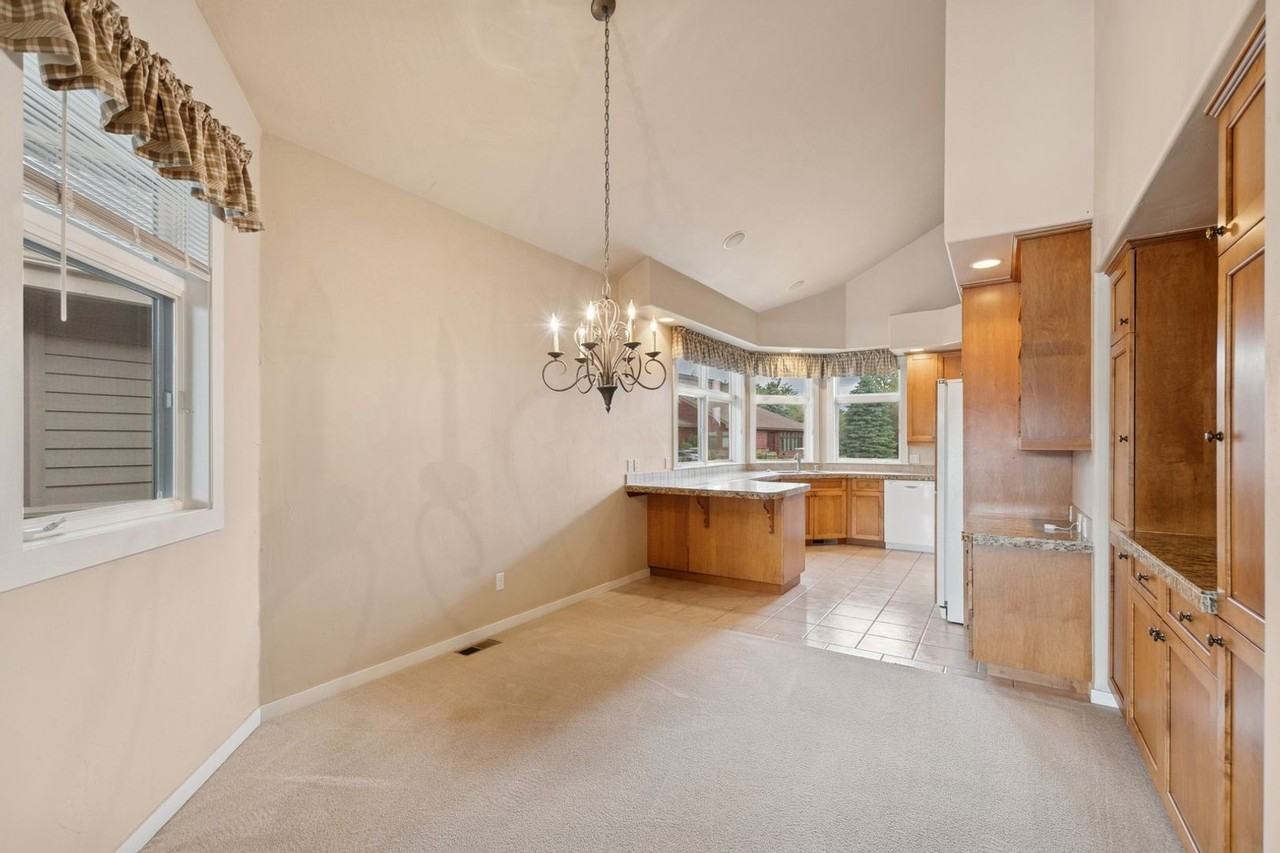 27 Bay Harbor Dr - Photo 4 of 21