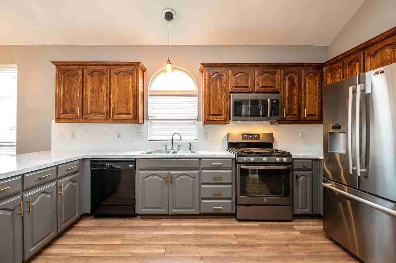 9125 Vineyard Ln - Photo 3 of 24