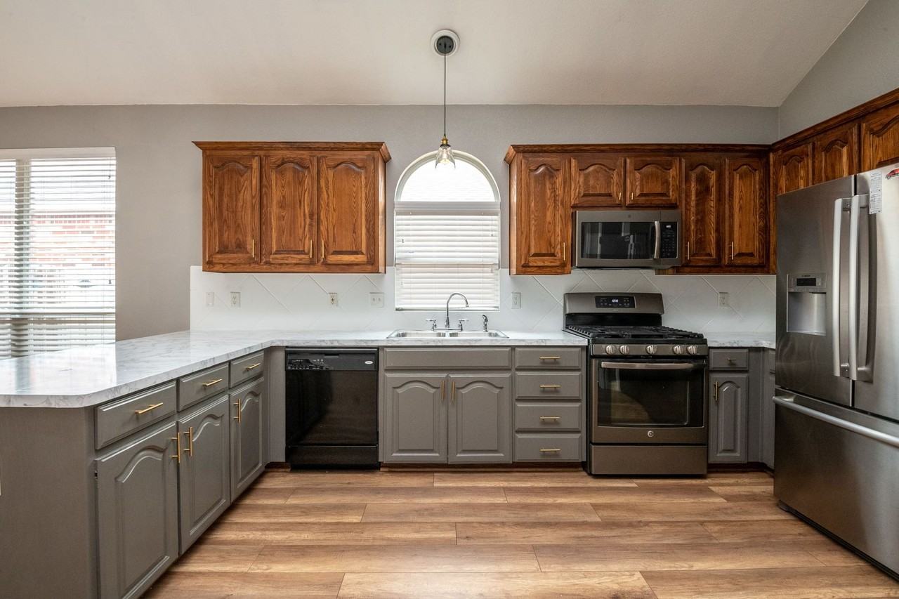 9125 Vineyard Ln - Photo 2 of 24