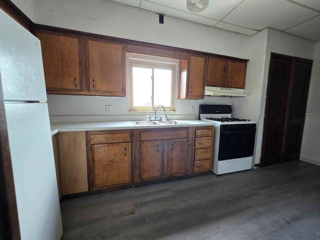 1815 Victoria Ave - Photo 2 of 8