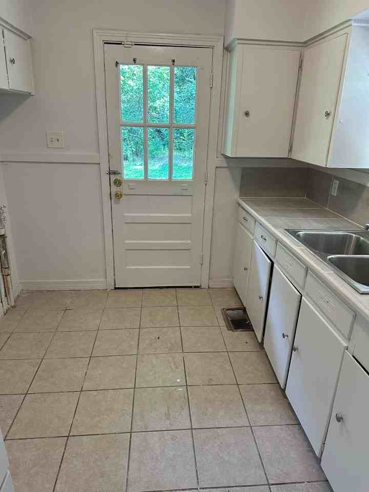 405 Meadow Moss Rd - Photo 2 of 10