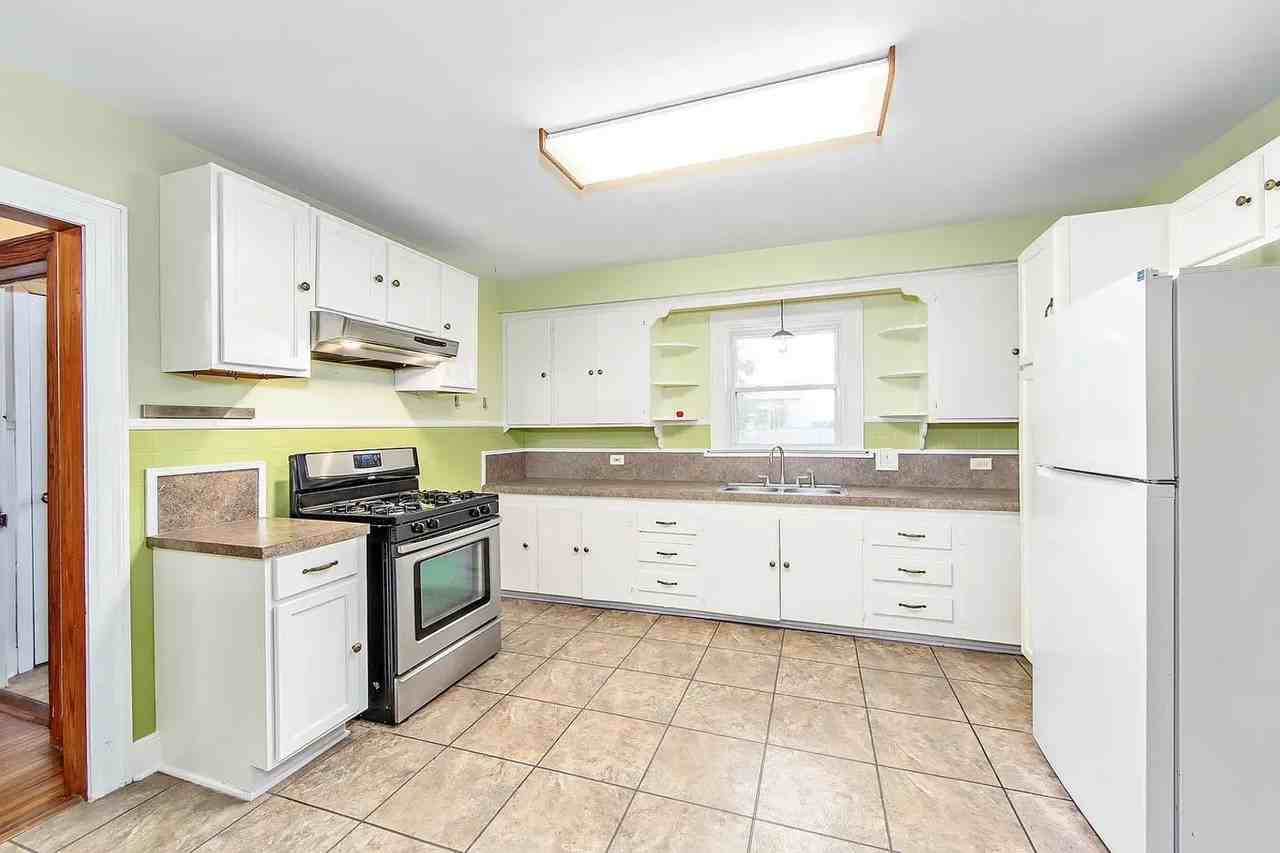129 Pecan St - Photo 2 of 6