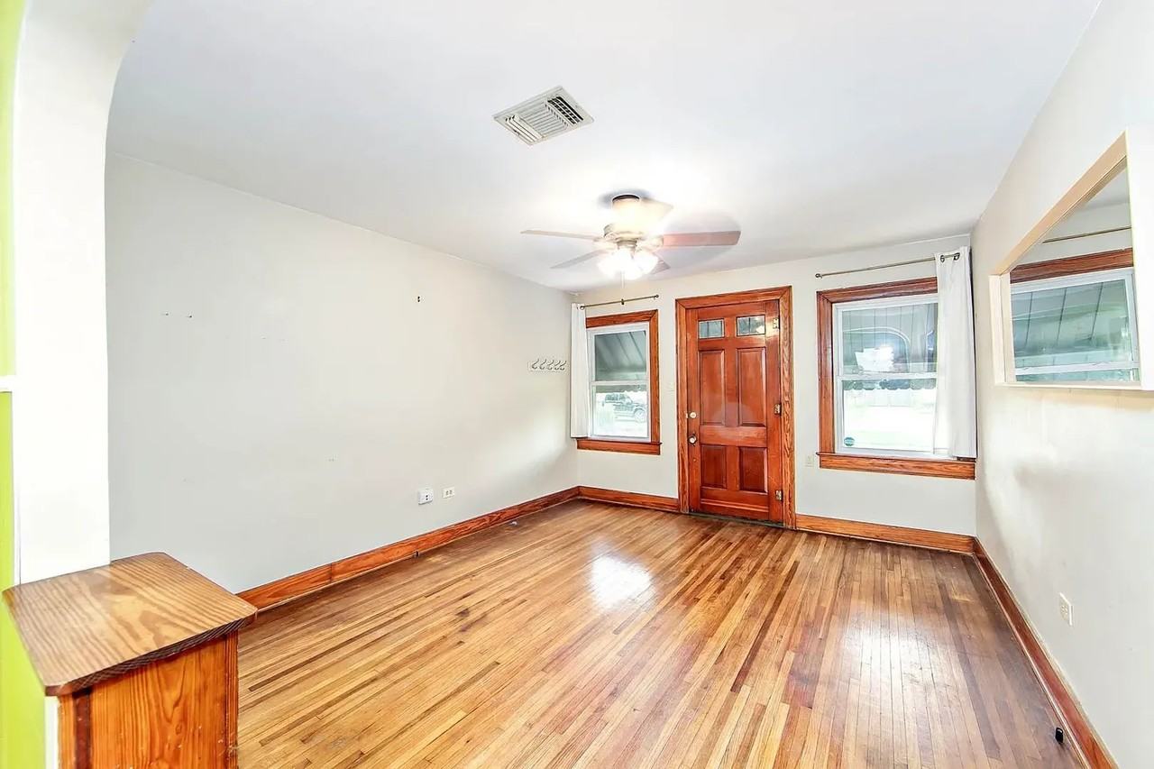 129 Pecan St - Photo 3 of 6